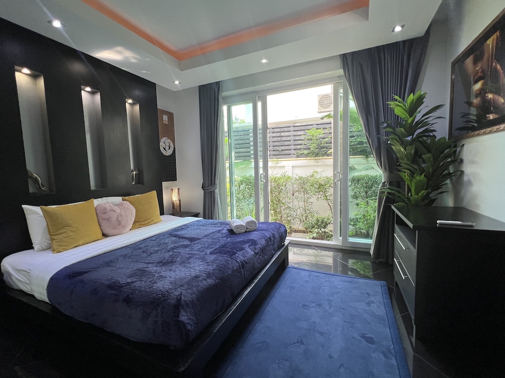 4 BEDROOMS, DELUXE, VILLA, GARDEN AREA