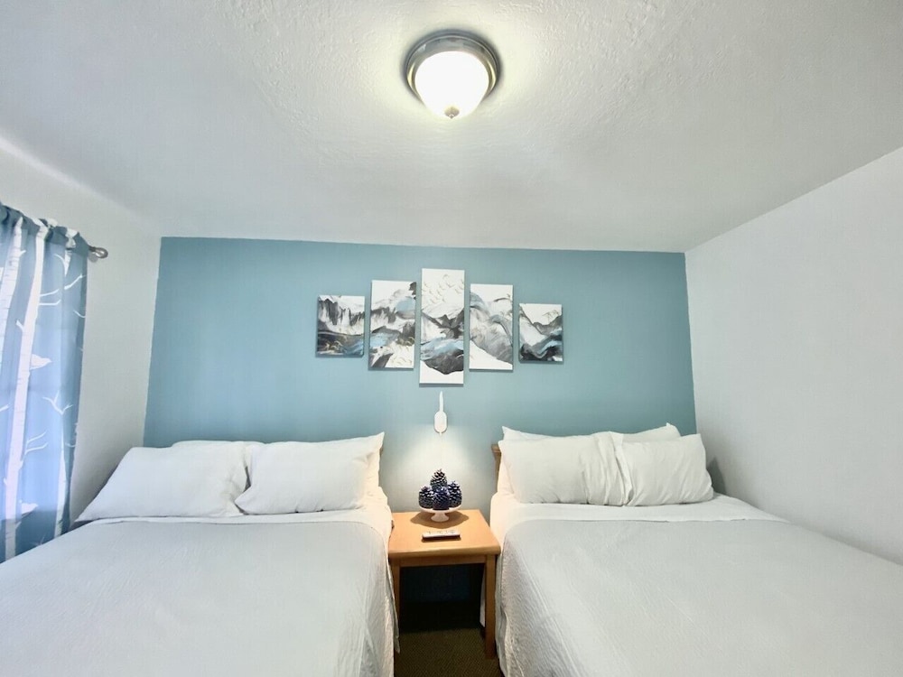 Bluebird Day Inn & Suites 51/68