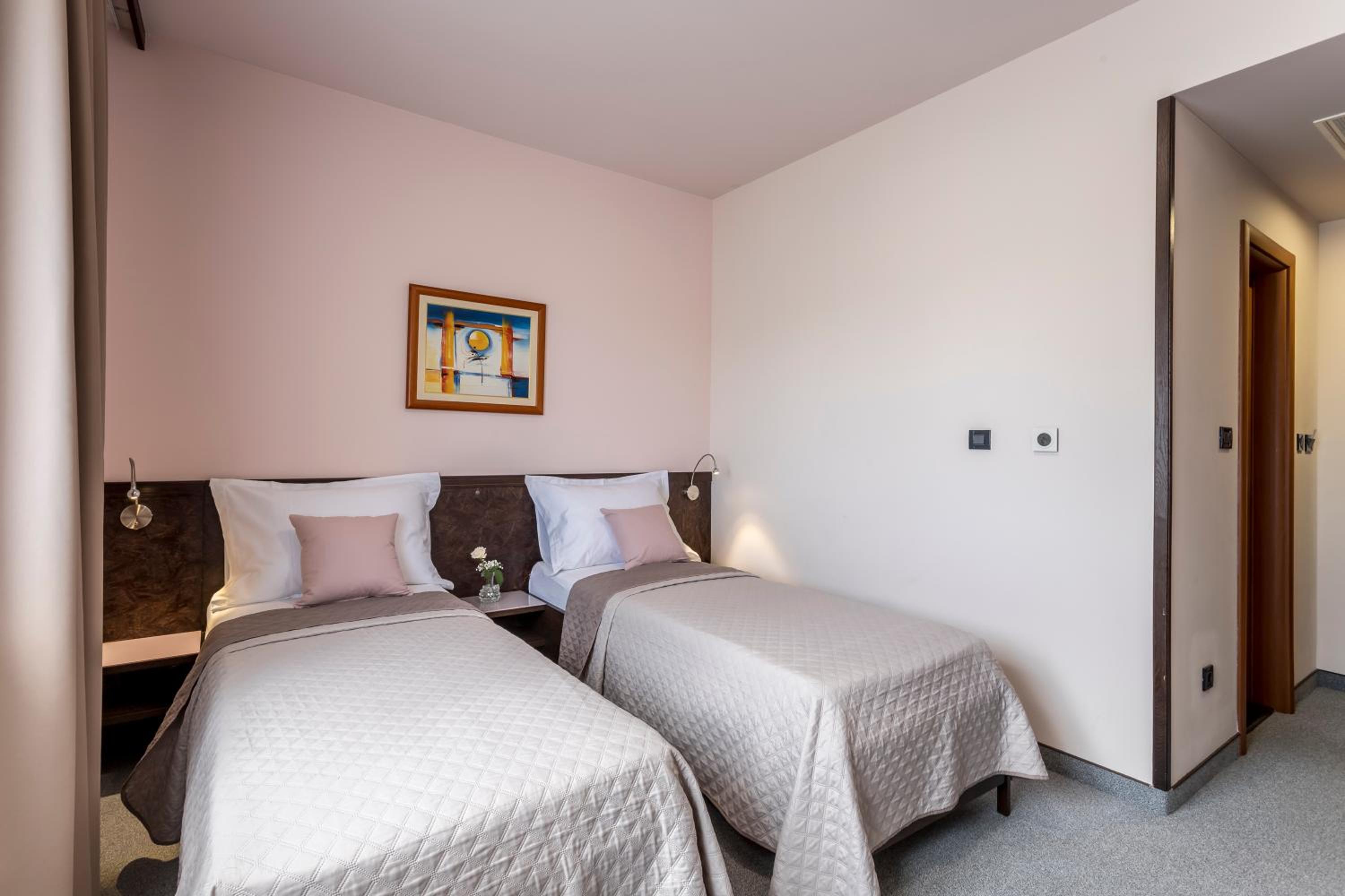ROOM, DOUBLE OR TWIN BED