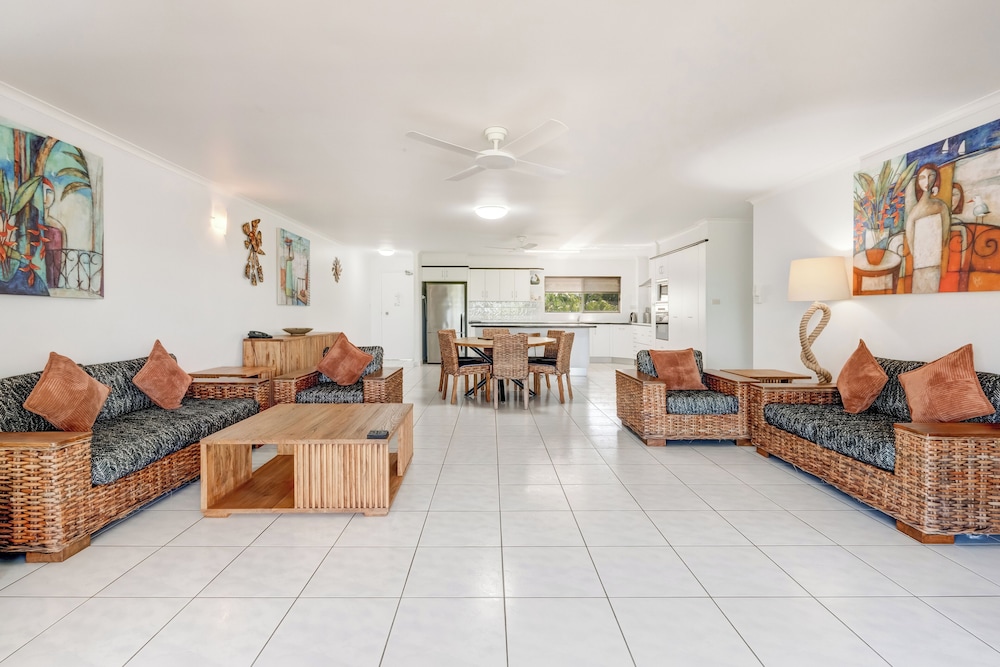 Roydon Beachfront Holiday Apartments 26/50