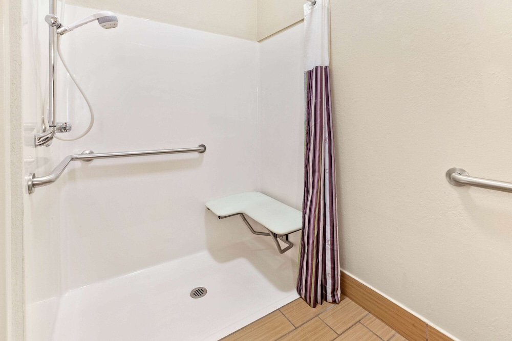 La Quinta Inn & Suites by Wyndham South Bend 55/57