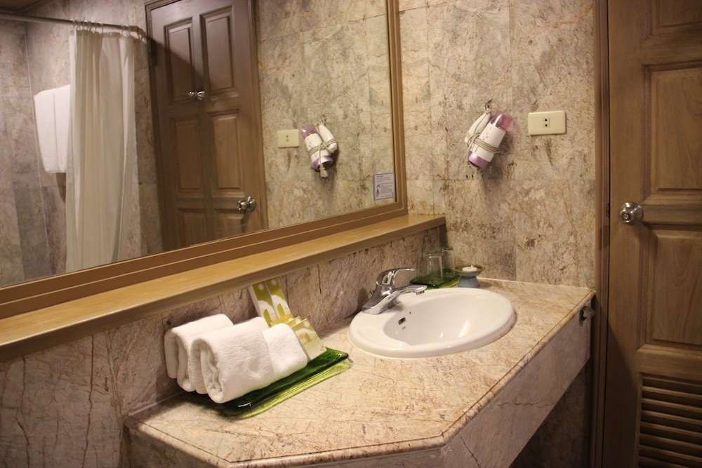 Suite, King and Twin Beds