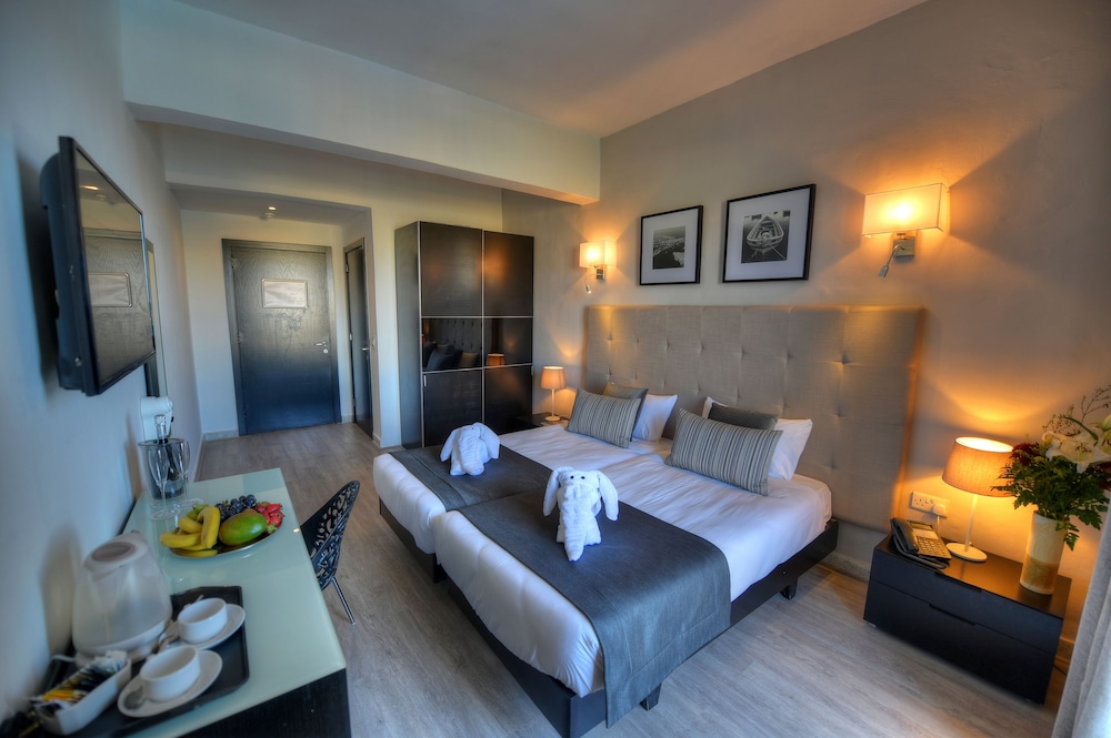 St Julians Bay Hotel 38/68