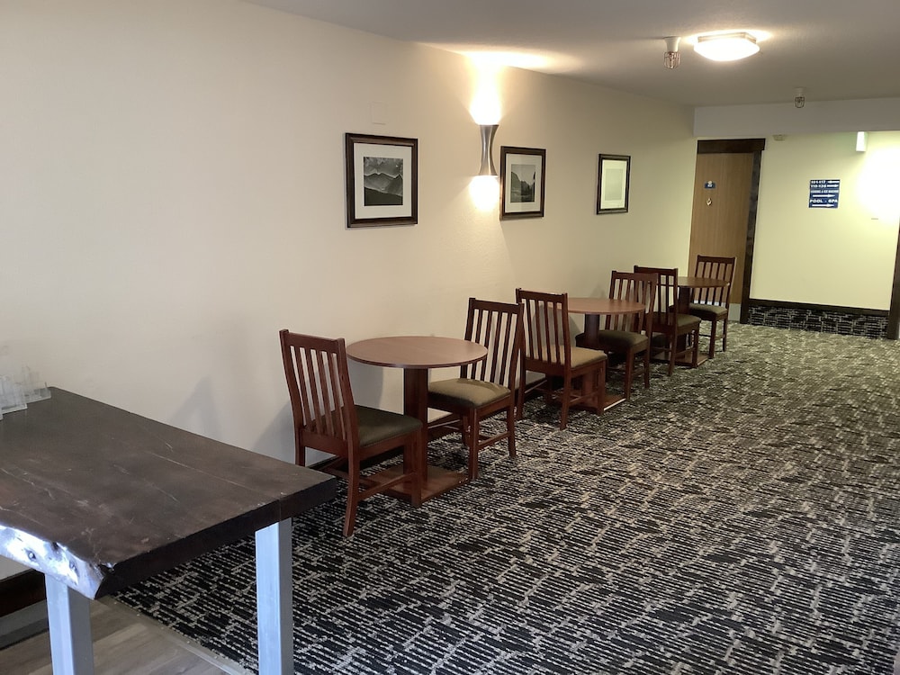 Luxury Inn And Suites 63/75
