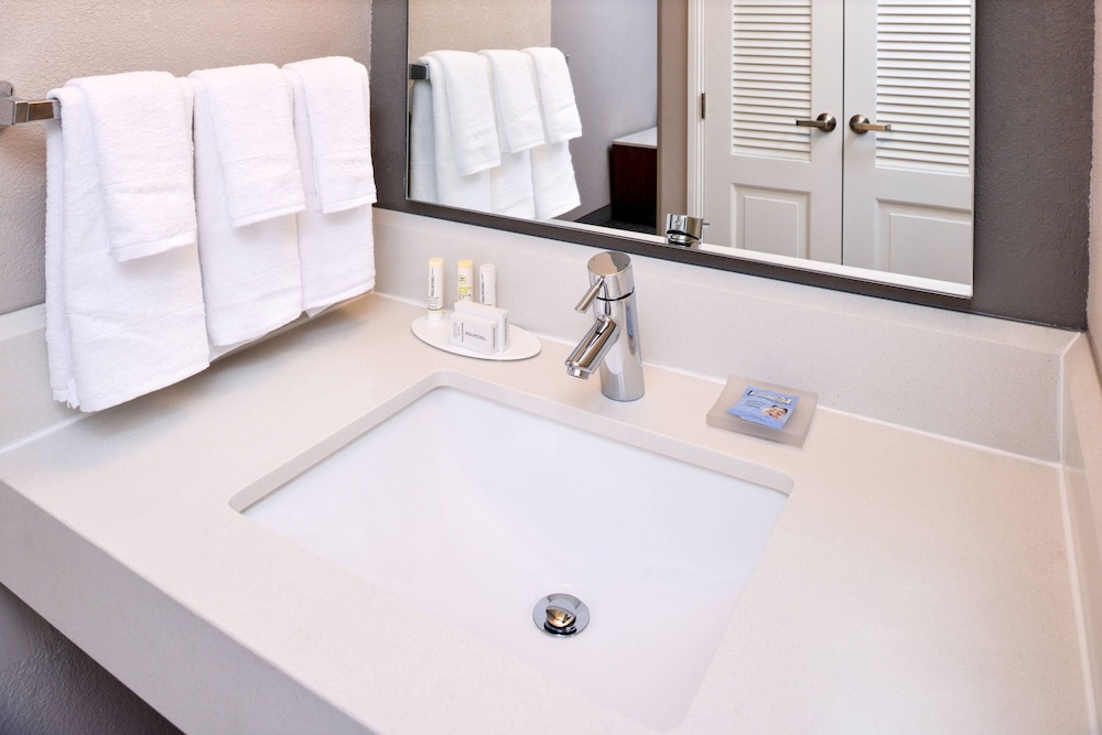 Country Inn & Suites by Radisson, Brown Deer - Milwaukee North 65/65