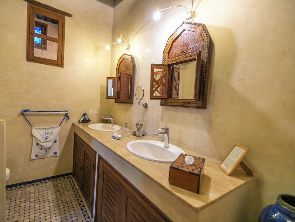 JUNIOR SUITE, MULTIPLE BEDS, COURTYARD VIEW