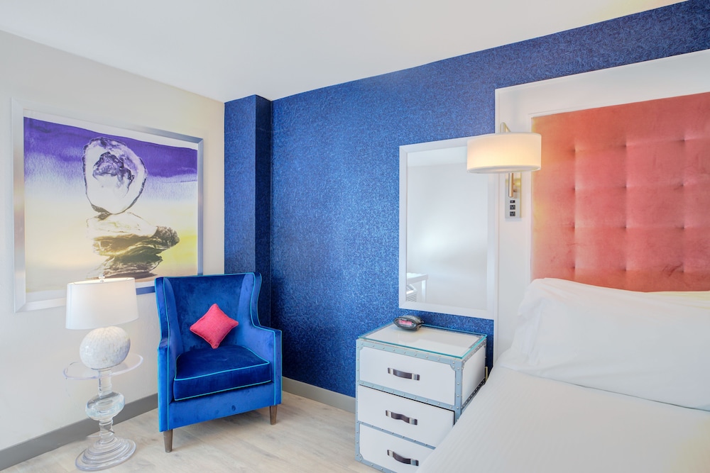 Hotel Indigo Mount Pleasant 48/76