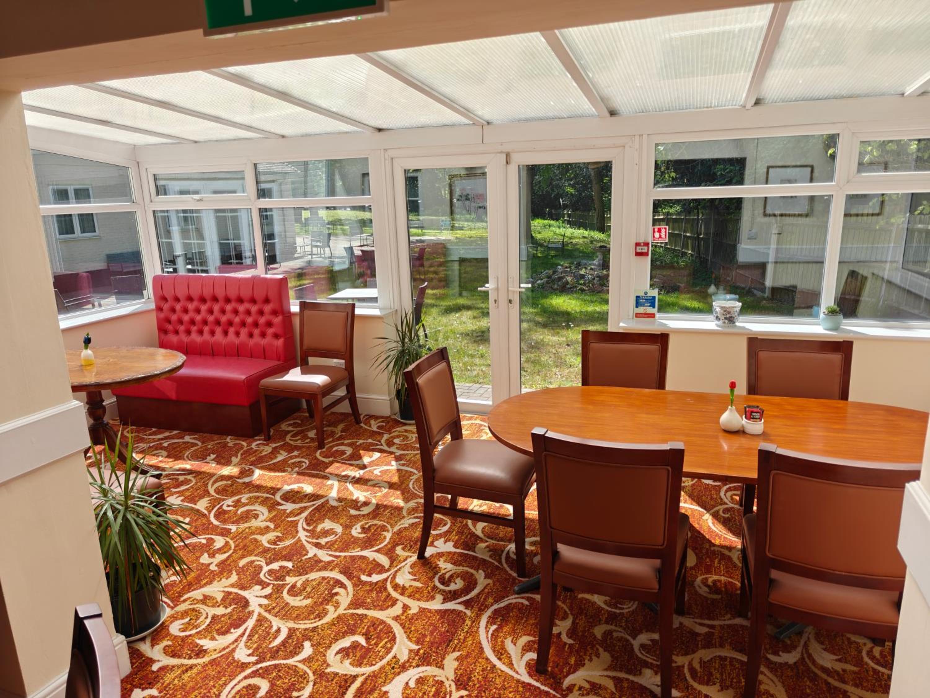Royal Swan, Ashley Manor - B&B 18/30