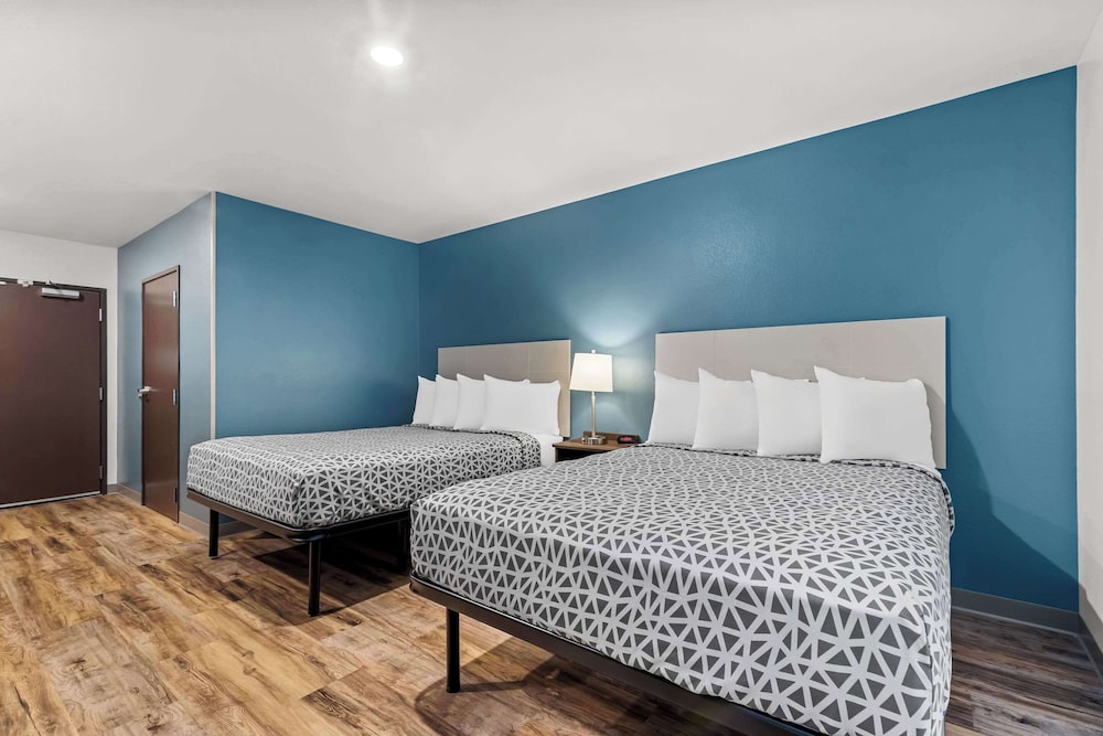 Room at WoodSpring Suites Corona, CORONA - CA