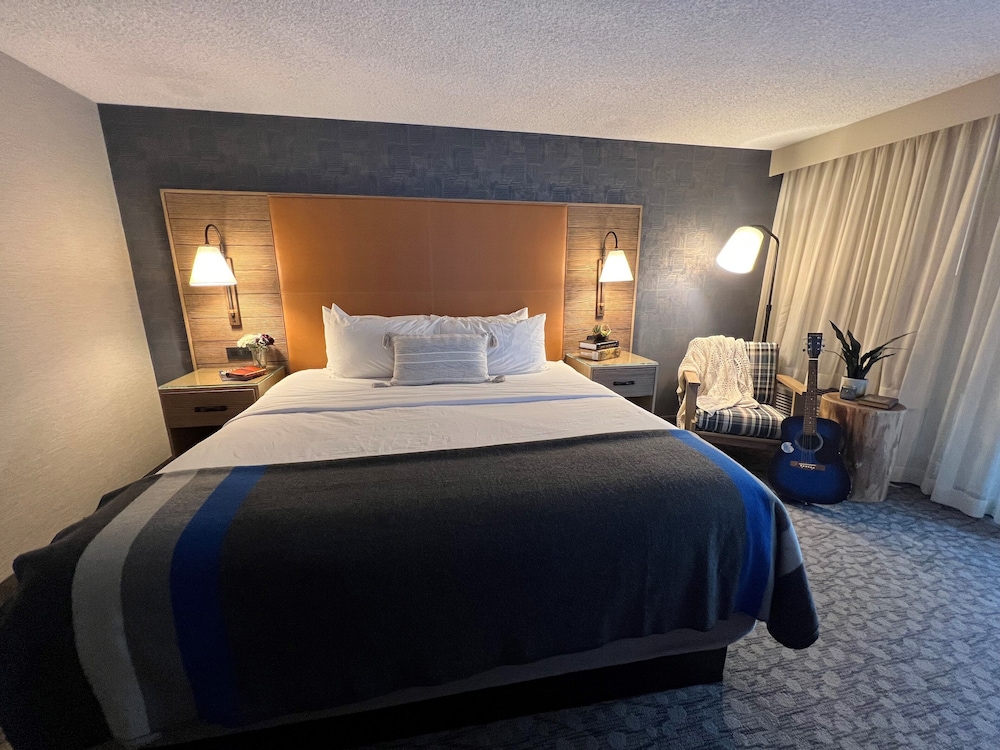 LODGE, KING BED, ACCESSIBLE