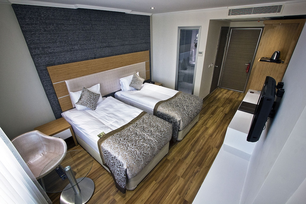 Edis Premier Hotel 9/37