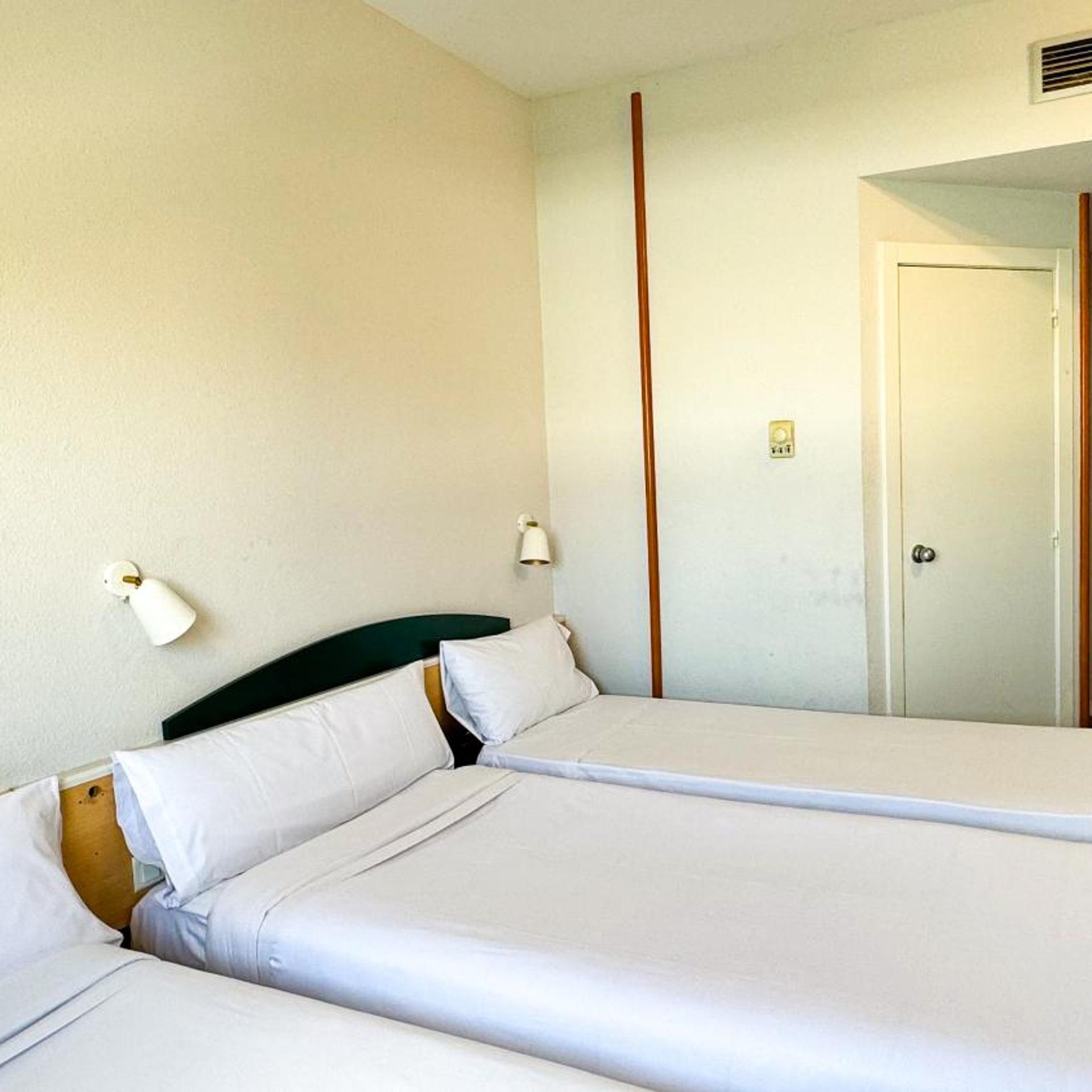 Iris Hotel 8/59