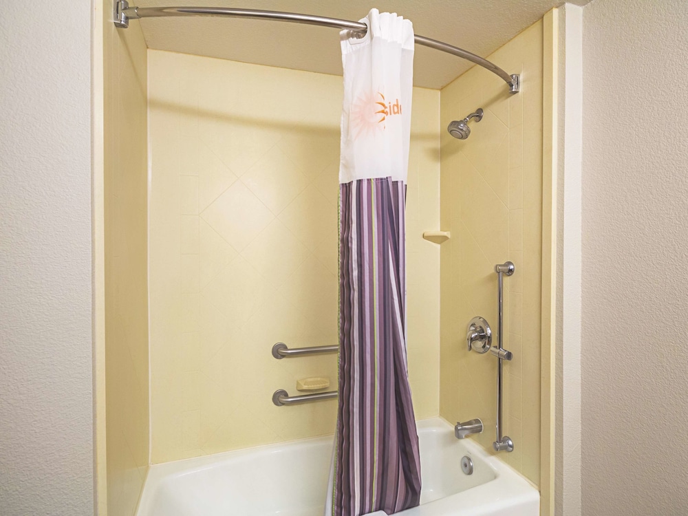 La Quinta Inn & Suites by Wyndham Fresno Northwest 10/44
