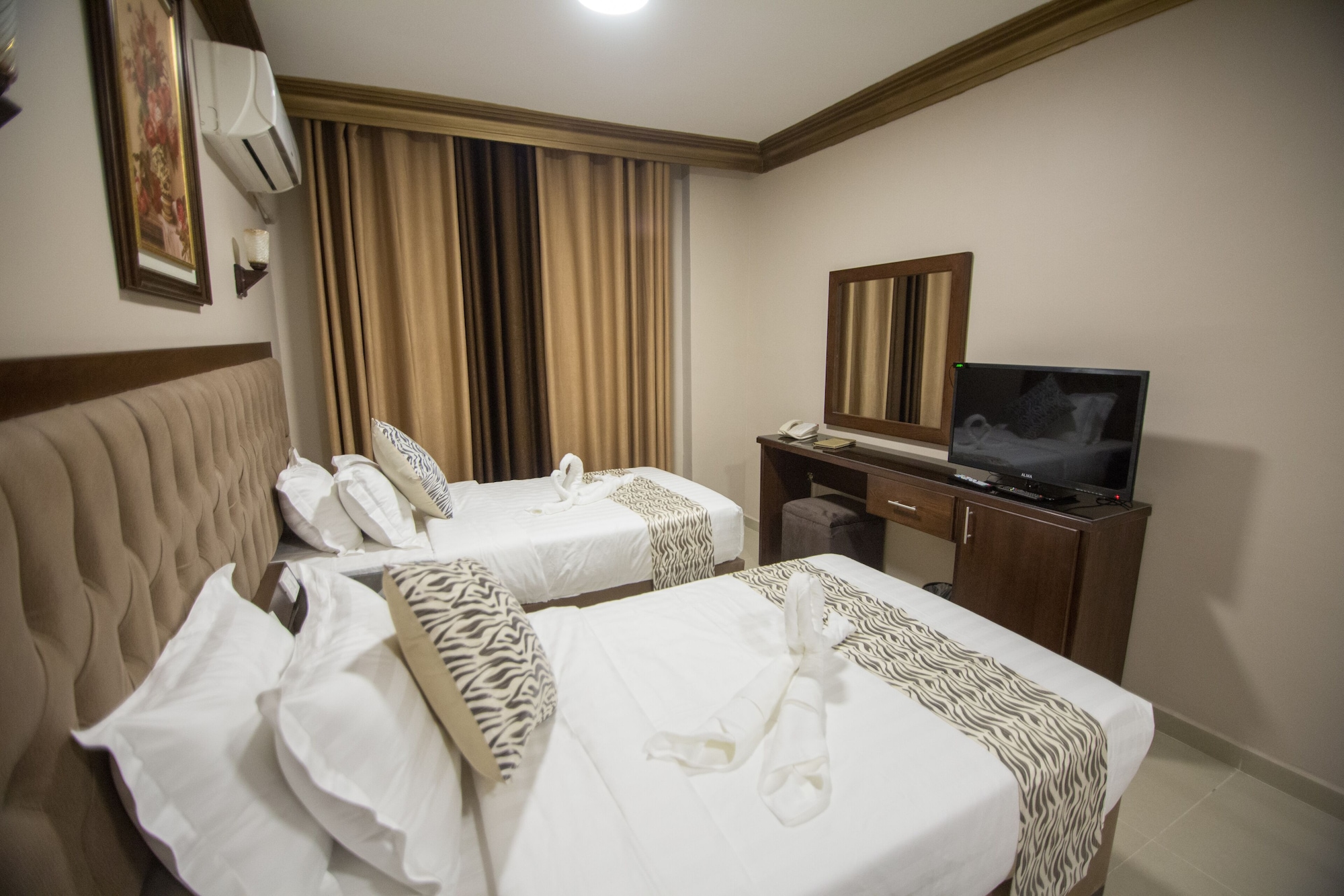 ROOM, TWIN BEDS