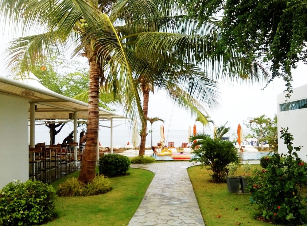 Sanae Beach Club 3/68