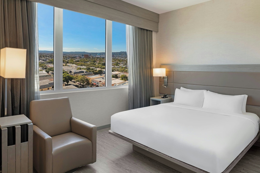 ROOM, KING BED, CITY VIEW