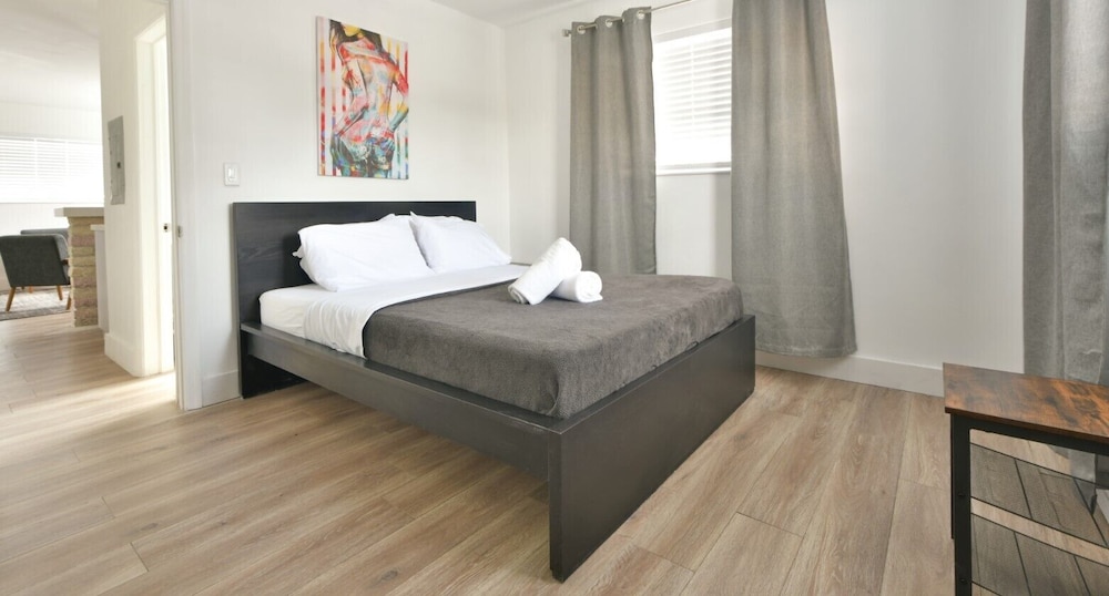 1 BEDROOM, STYLE, COMFY, URBAN, QUEEN BED, KITCHEN