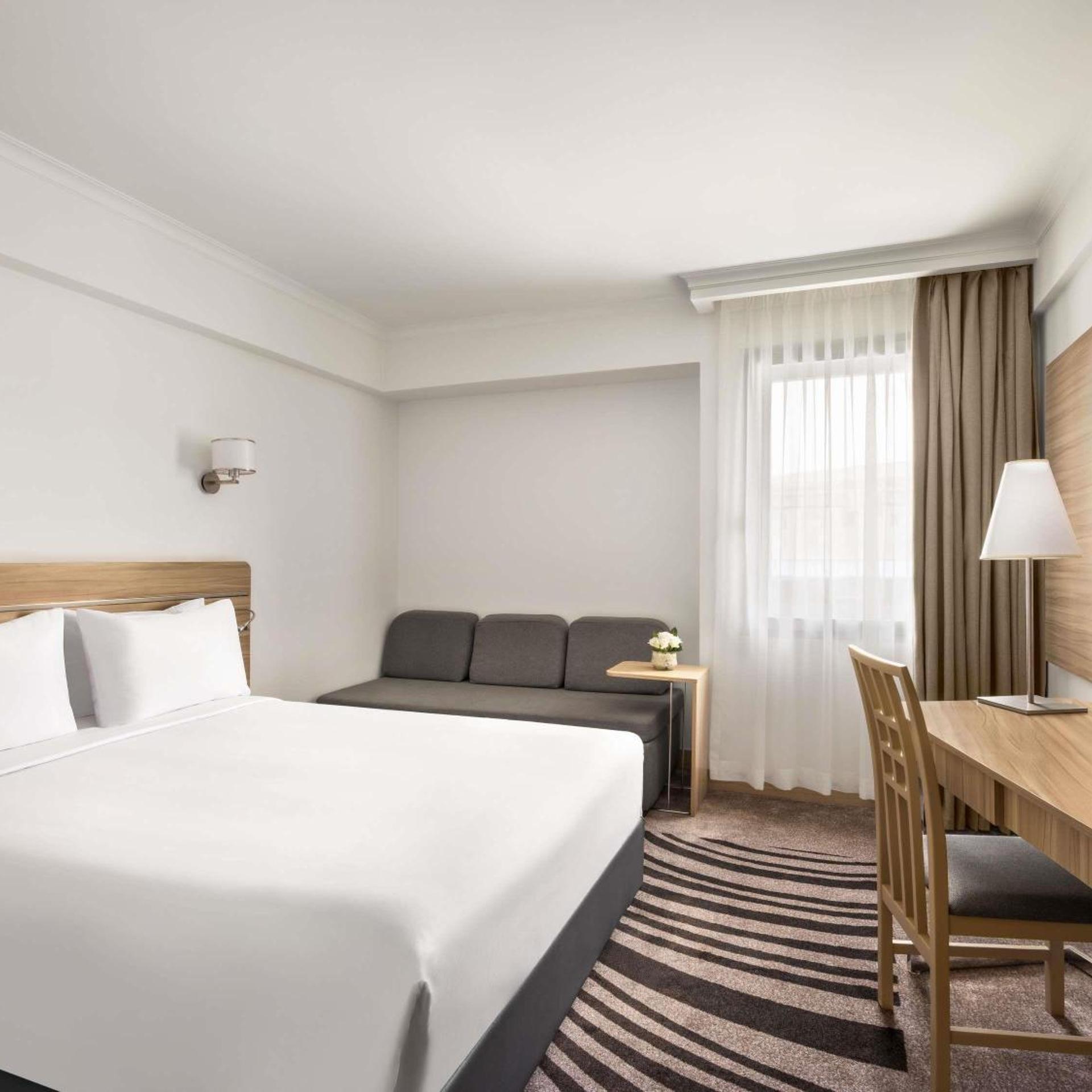 غرفة سوبيريور بإطلالة على المسبح، Novotel Cairo Airport 2/10
