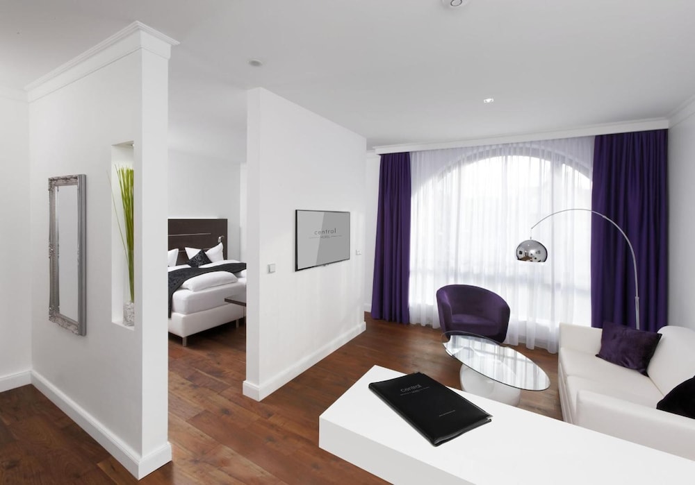 Central Hotel 17/35
