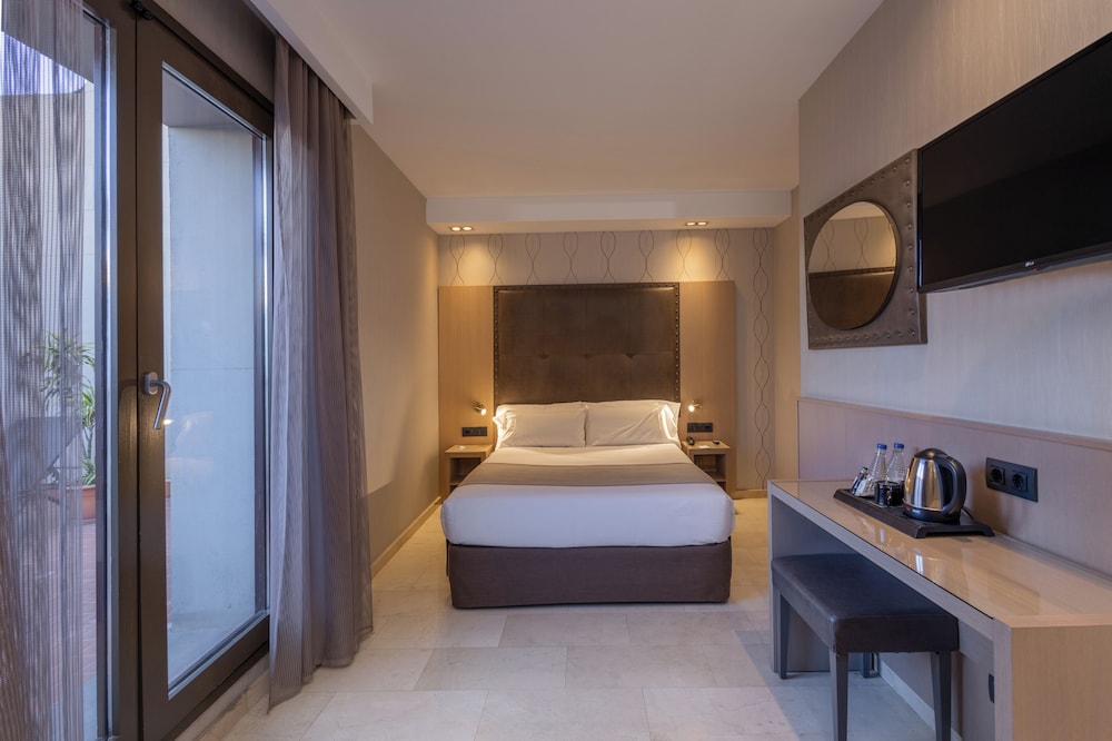 غرفة بسريرين منفصلين بشرفة، Gran Hotel Barcino 3/4