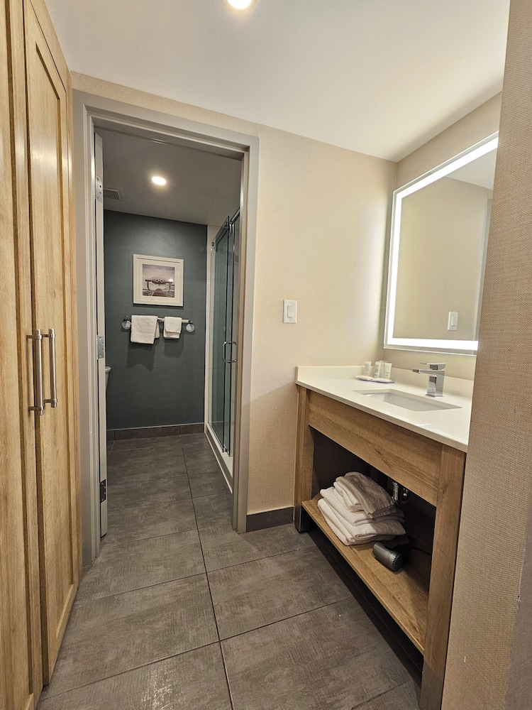 Imperial Hotel and Suites 24/60