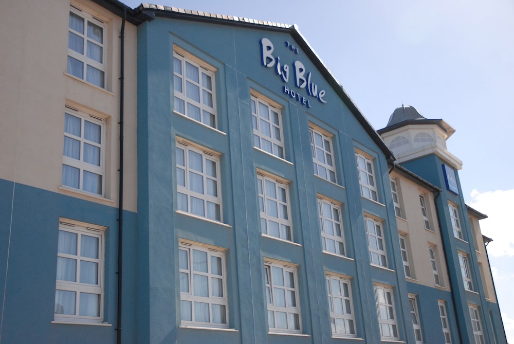 The Big Blue Hotel 2/44