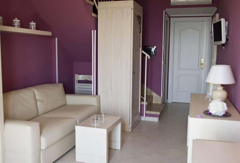 Palazzo Reginella Residence Hotel 35/61