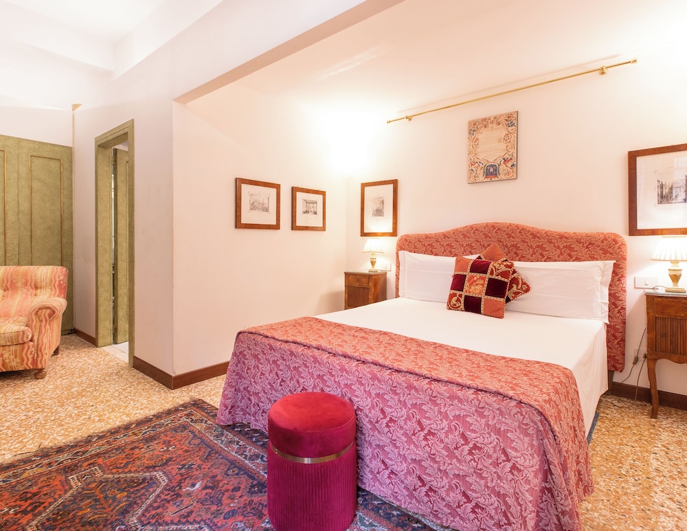DELUXE, DOUBLE BED