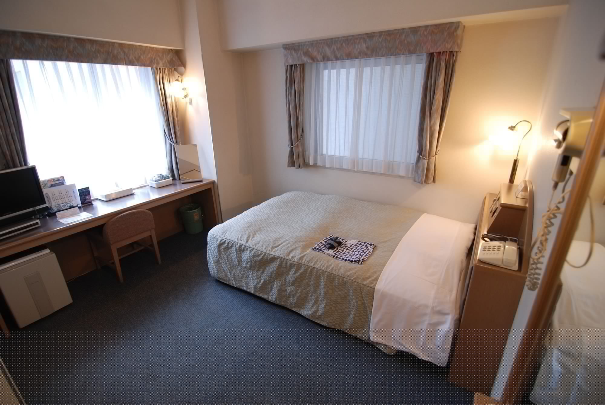 ROOM, SINGLE