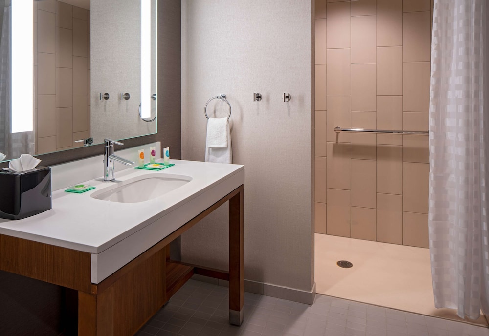 Hyatt Place Indianapolis Downtown 10/65