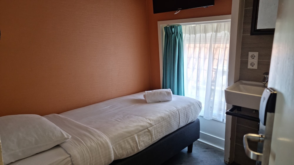 ROOM, SINGLE, SHARED BATHROOM