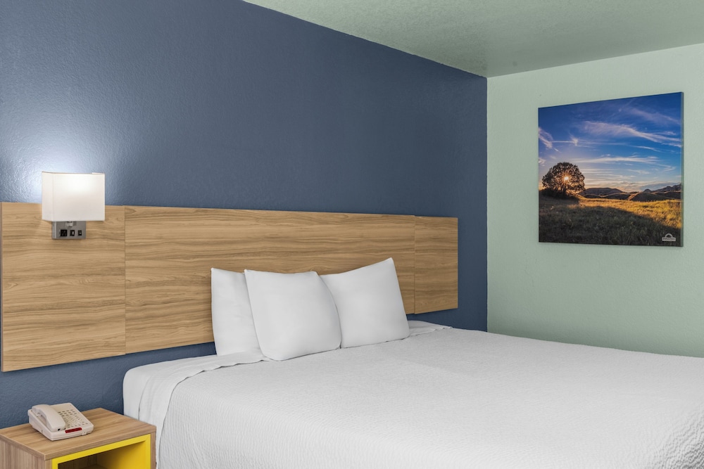 Days Inn by Wyndham Pratt 34/54