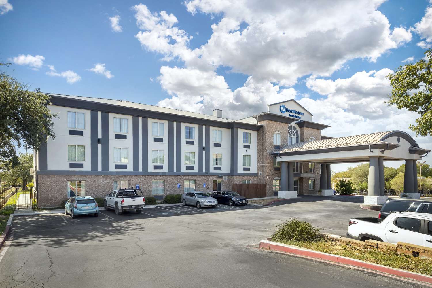 Best Western Medical Center North Inn and Suites Near Six Flags 35/37