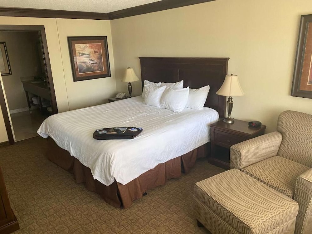Fourwinds Lakeside Inn Marina 13/48