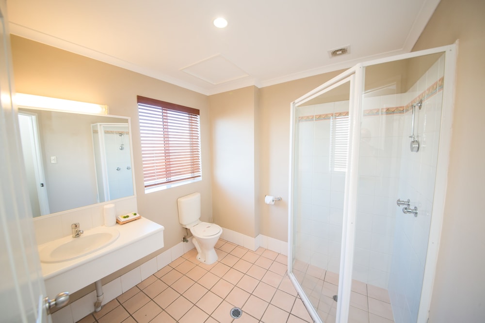 The Cosmopolitan Motel Serviced Apartments 46/48