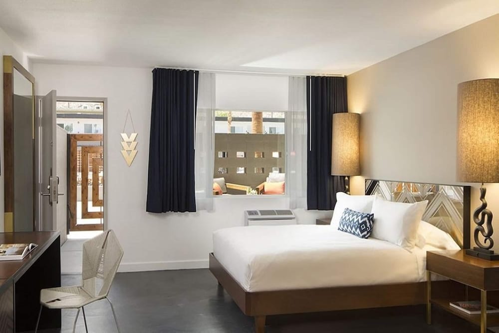 DELUXE, KING BED, POOL VIEW
