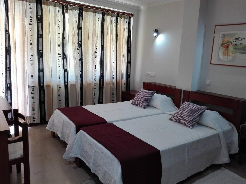 ROOM, SINGLE
