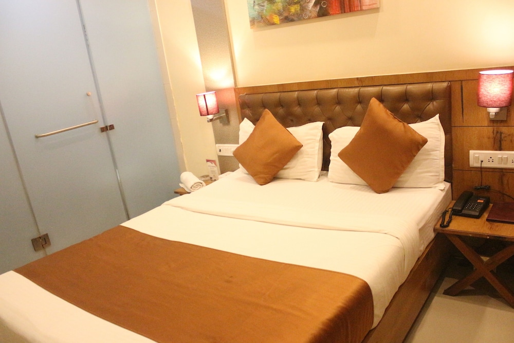 Hotel Grandeur Mumbai 10/23