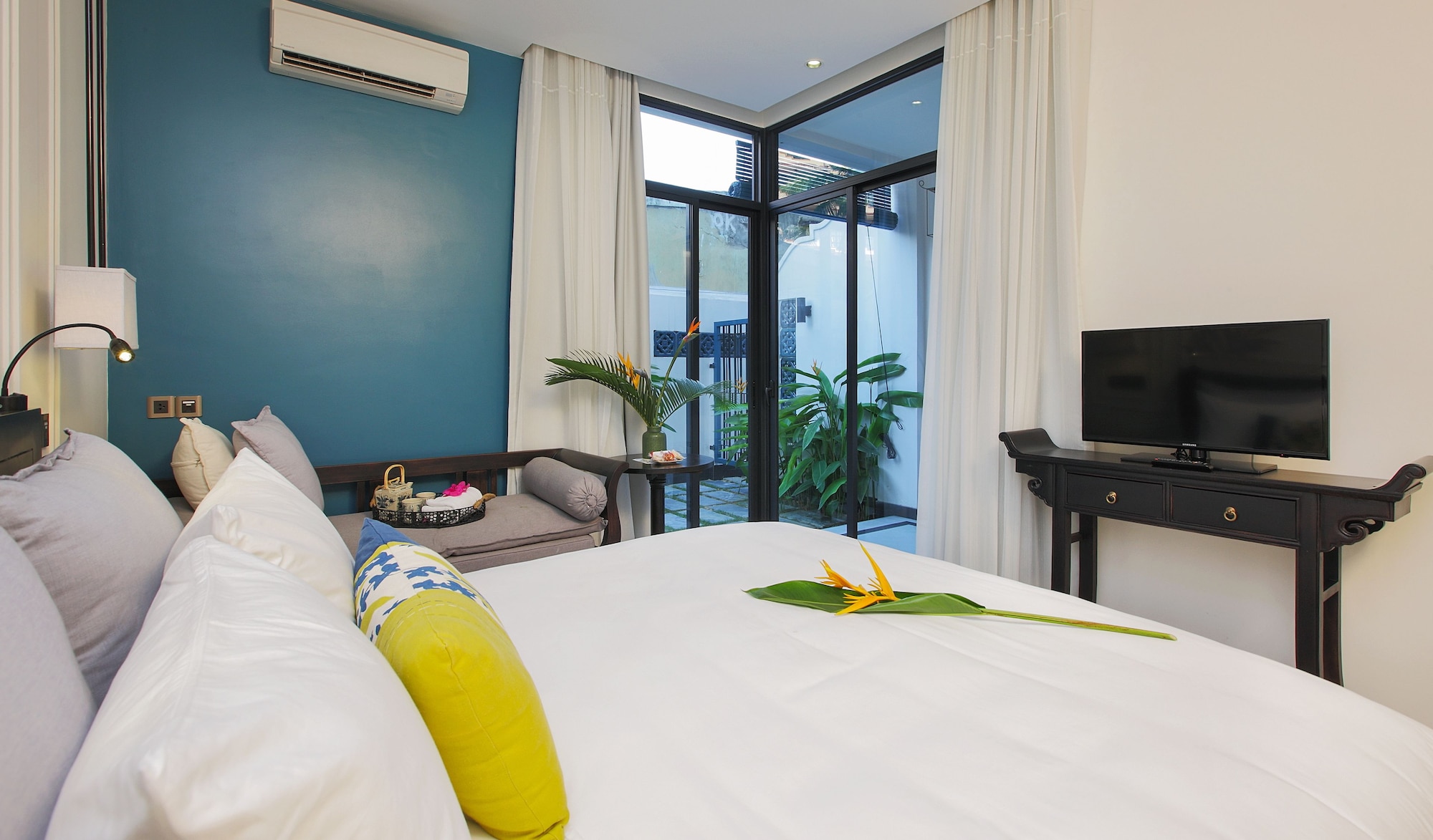 DELUXE, DOUBLE BED