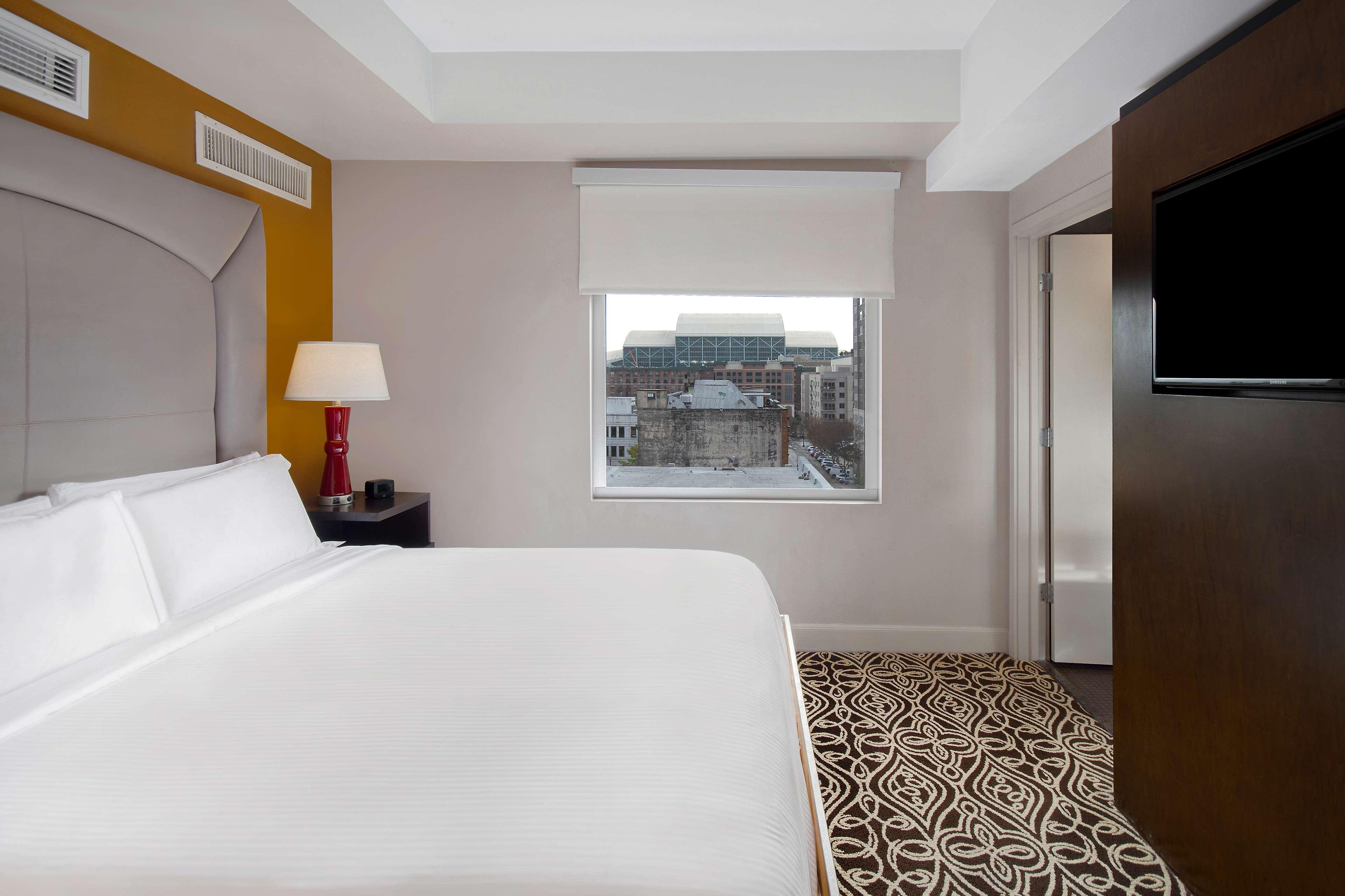 DELUXE, SUITE, KING BED, ACCESSIBLE
