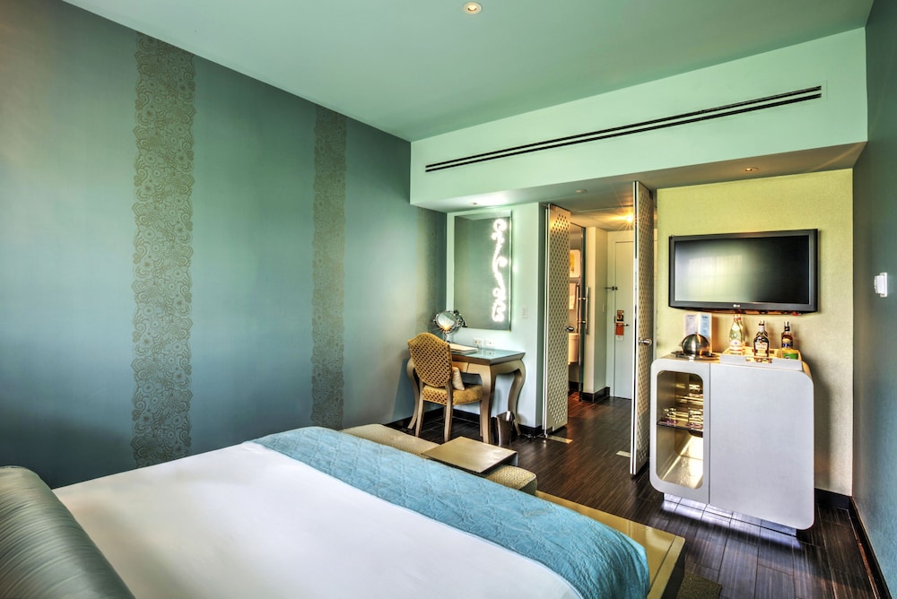 GOLD, KING BED, ACCESSIBLE