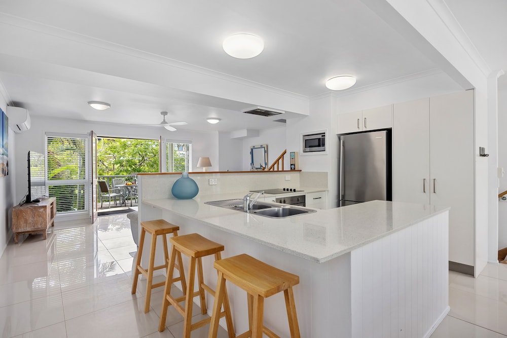 NOOSA OUTRIGGER BEACH RESORT 6/73