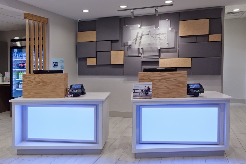 Lobby at Holiday Inn Express & Suites Fayetteville, FAYETTEVILLE - GA