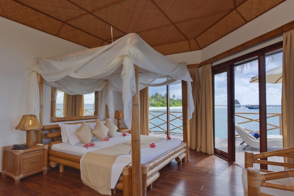 Angaga Island Resort And Spa 7/57