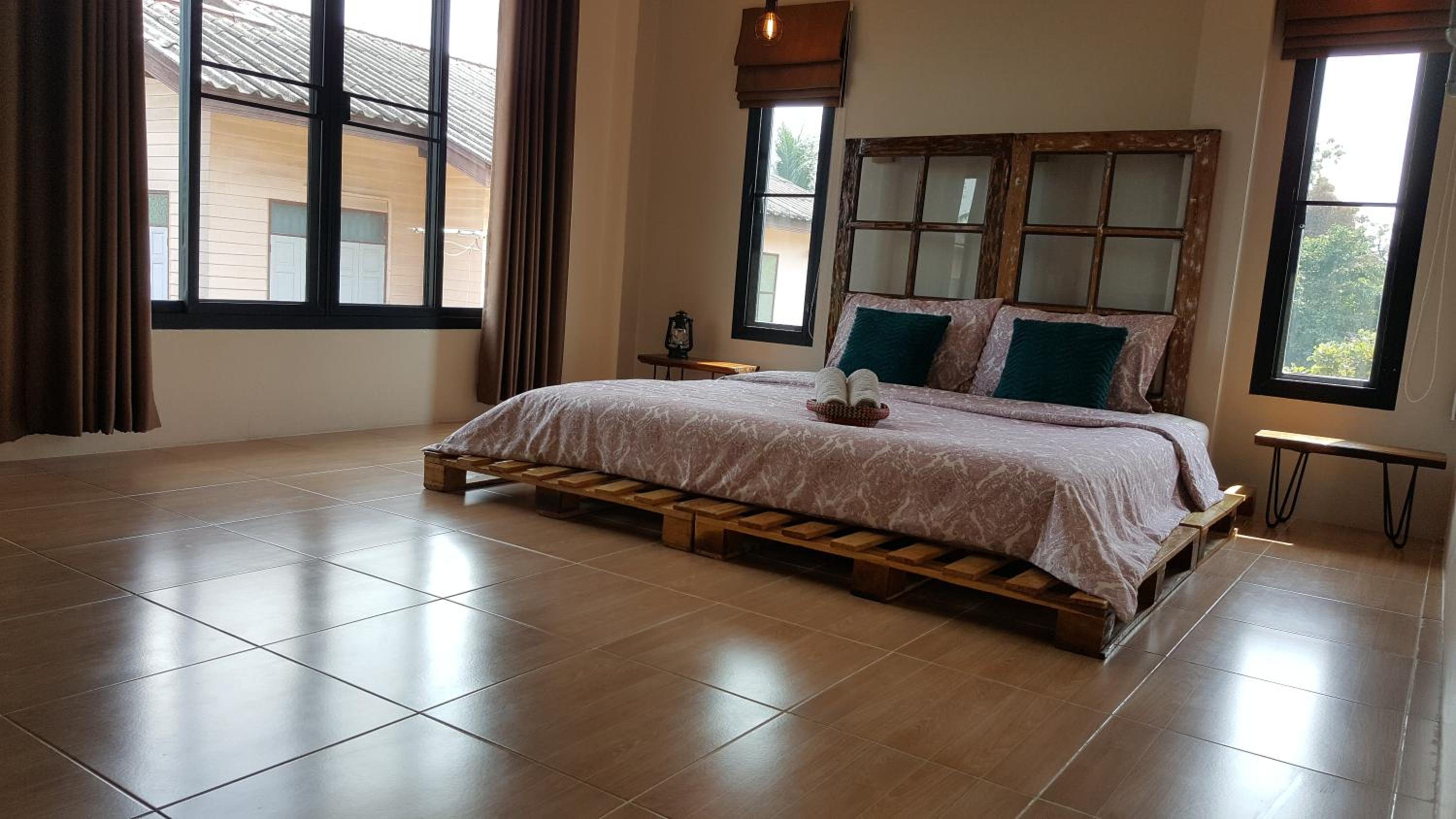 2 Bedrooms, House