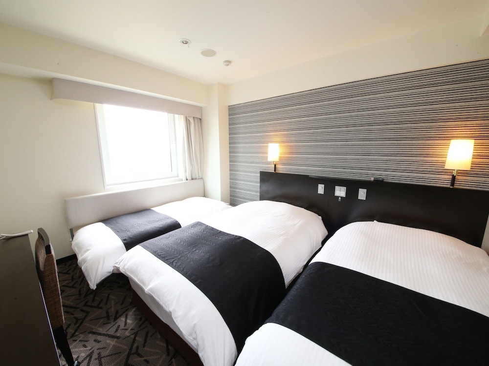 Room, Triple, Twin Beds, Sofa, West Wing