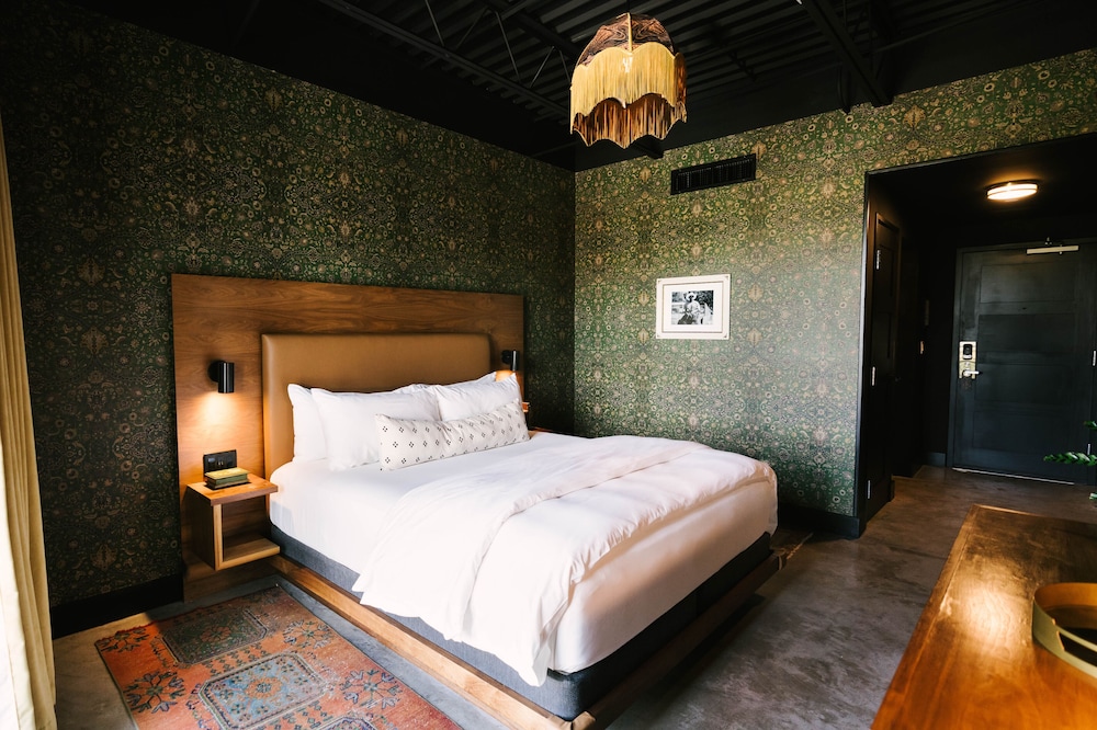 PLUS, MEDIUM, DELUXE, KING BED
