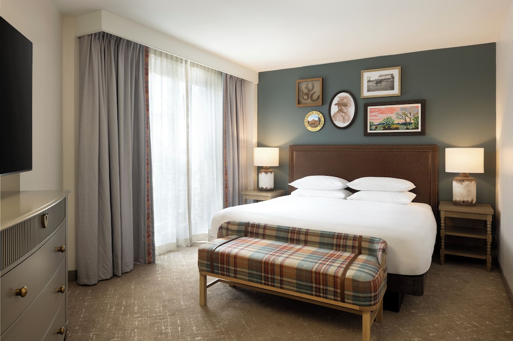 Hill Country, Preferred, Suite, King Bed, Sofa, Patio
