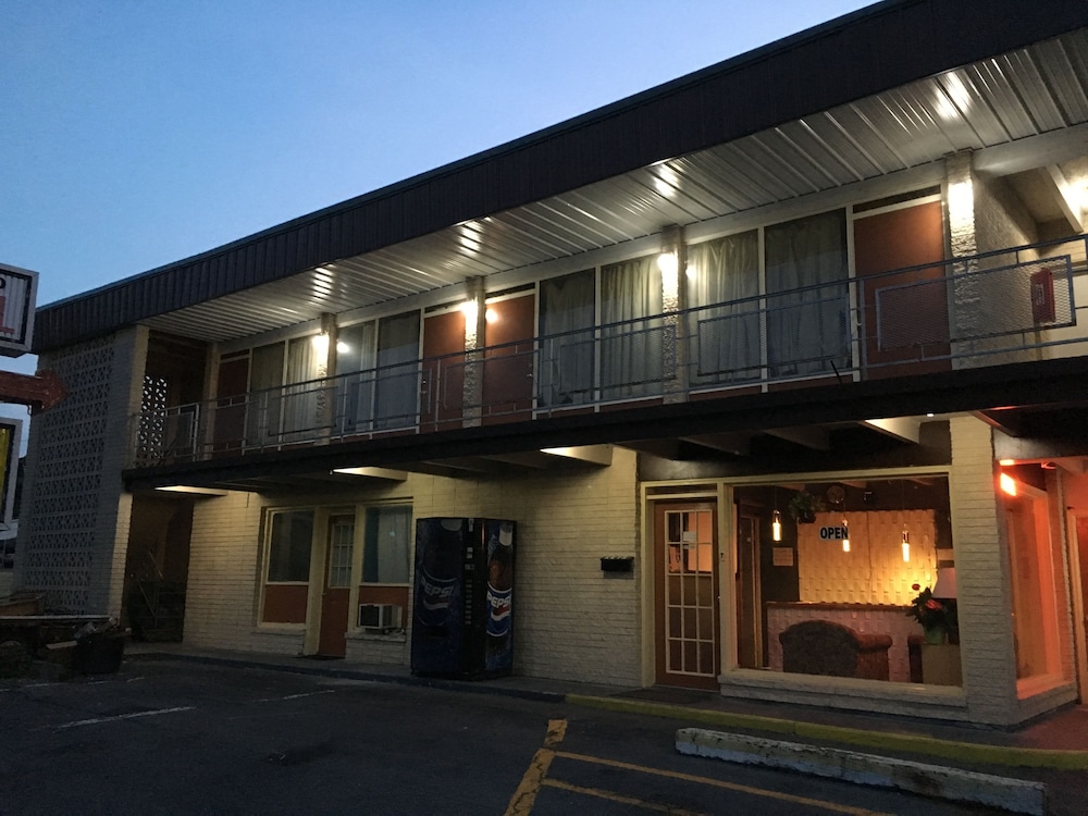 Sonrise Inn Lincoln Hwy By OYO in BREEZEWOOD - PA