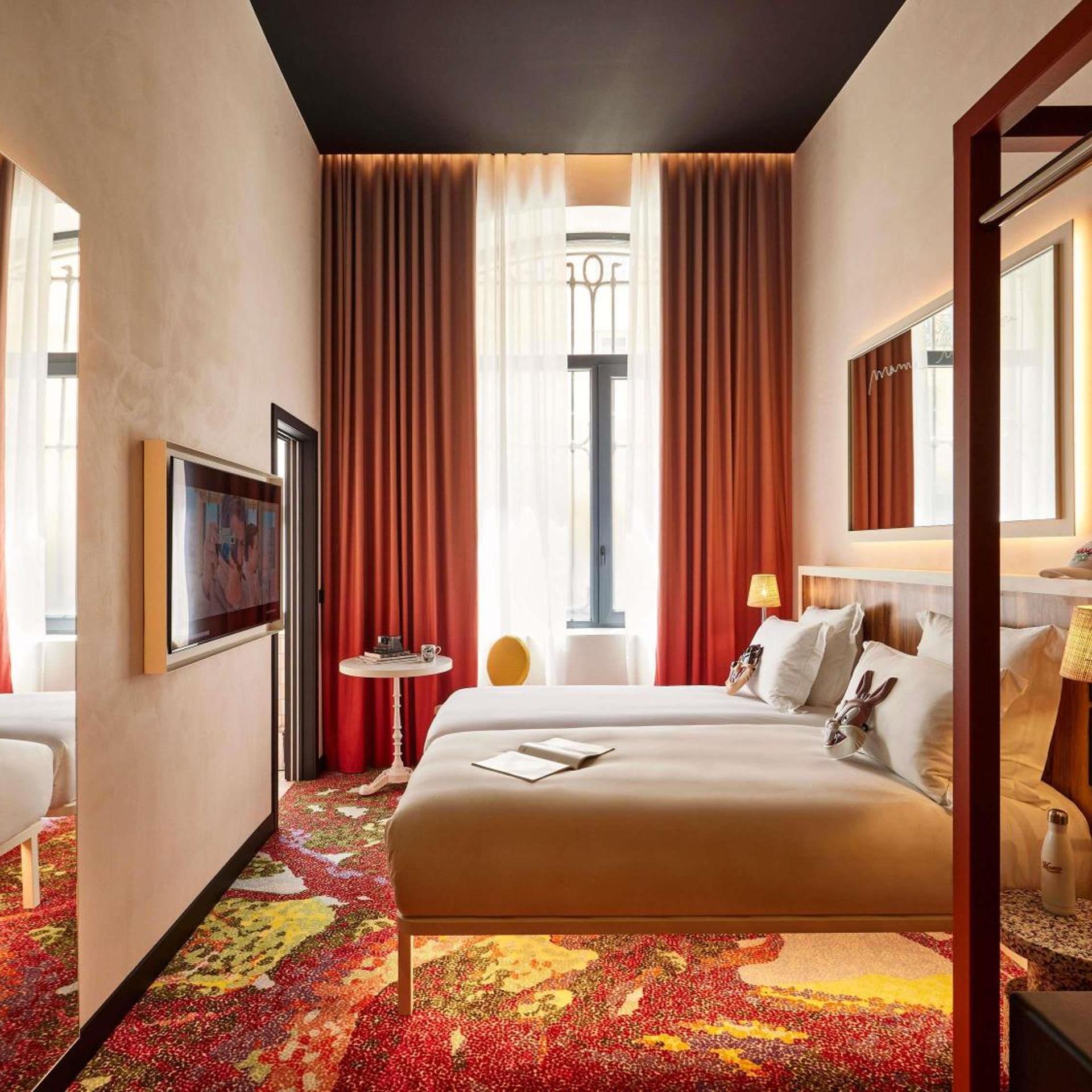 Mama, Medium, Twin Beds